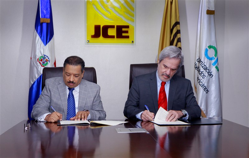 JCE y OEI firman acuerdo integrar estudiantes a observación electoral